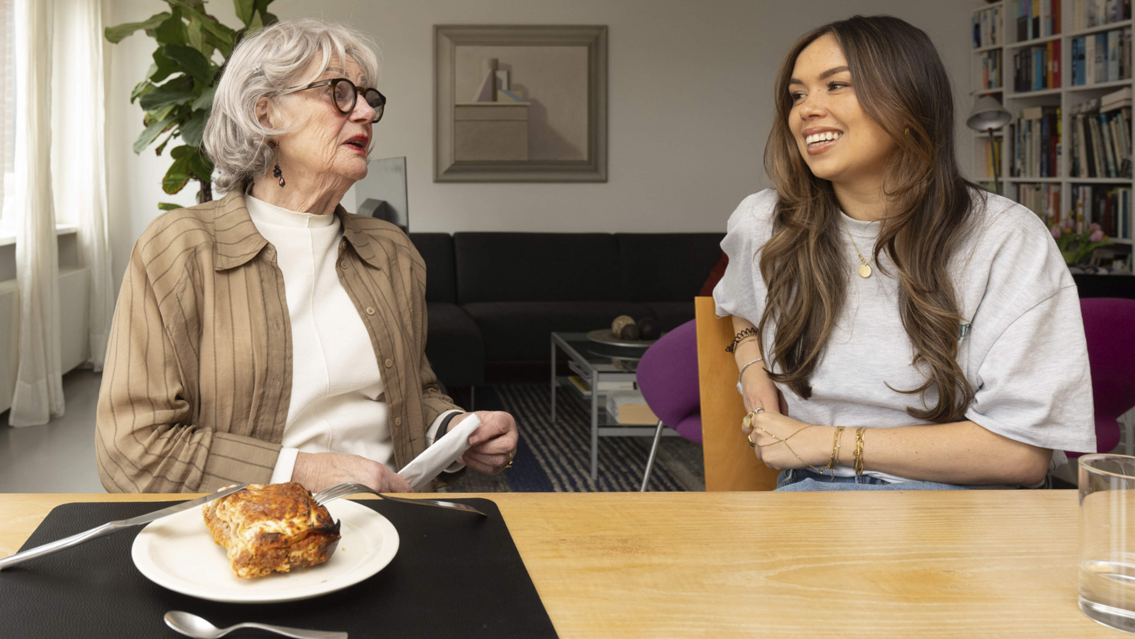 Wilma (83) krijgt wekelijks een pannetje eten van Claudia (31): ’Het is mijn redding geweest’